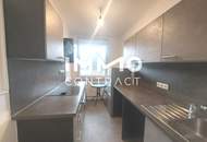 Erstbezug nach schöner Renovierung. Sehr aparte 2-Zimmer- Wohnung mit 12m² Loggia