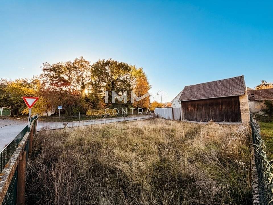 DAS LEBEN AM LAND - Sonniges Eckgrundstück im Ortszentrum (Altbestand vorhanden)
