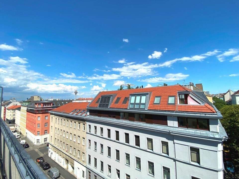 PREISGÜNSTIG ca. € 4.270 / m² - NÄHE HAUPTBAHNHOF - Top sanierte 3 Zimmer DG-Wohnung + Terrasse ca. 28 m², toller Ausblick