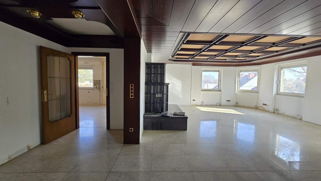 Großzügig konzipierte Wohnung * Loggia * KFZ Garagenplatz * Sauna * sanierungsbedürftig