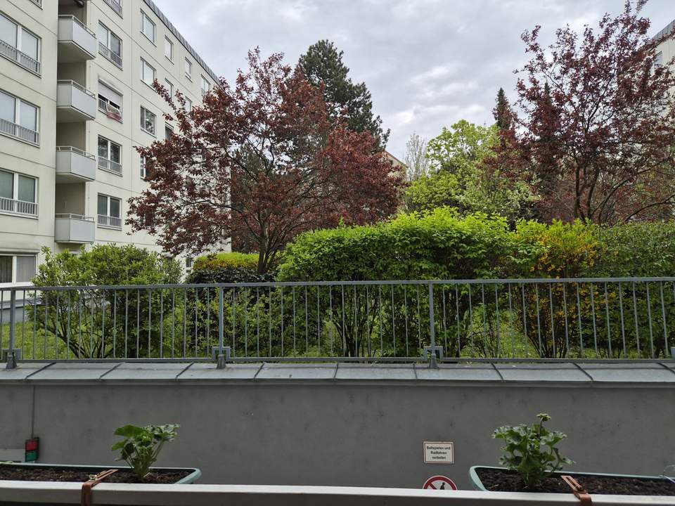 Urban & ruhig zugleich: 3-Zimmer-Wohnung im EG mit Gartenblick
