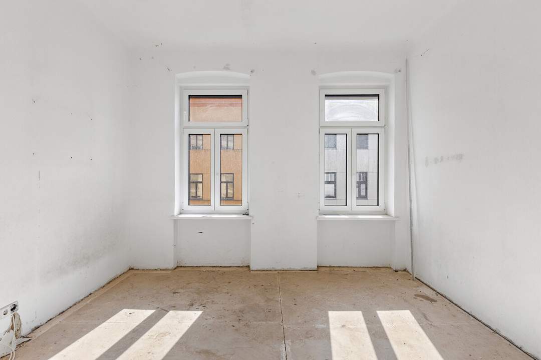Helle Altbauwohnung inklusive Balkon - sanierungsbedürftig