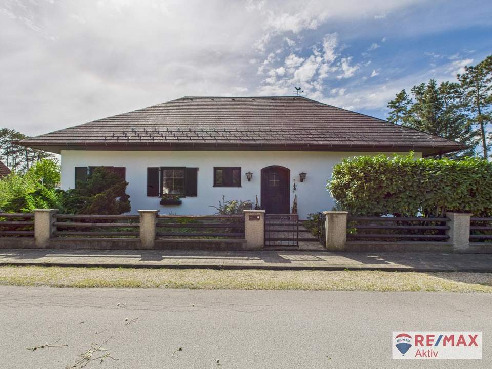 Gepflegtes Einfamilienhaus mit vielseitiger Raumaufteilung und herrlichem Garten - Verkauf mit Wohnrecht!