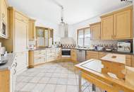 Exklusives Einfamilienhaus mit 8 Zimmern, sonniger Terrasse und weitläufigem Grundstück