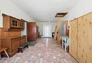 Renovierungsbedürftige Liegenschaft mit zwei Wohneinheiten, Nebengebäuden &amp; Garage!