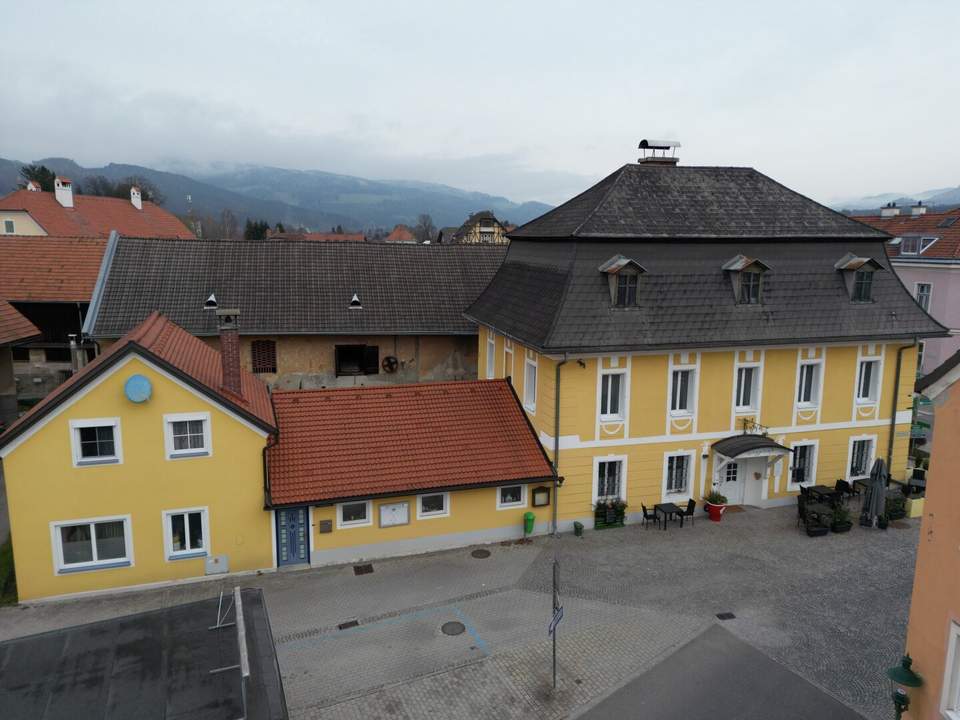 Gebäudeensemble im Zentrum Wohnhaus und Café mit Pension sowie imposantem Stadl und Garten