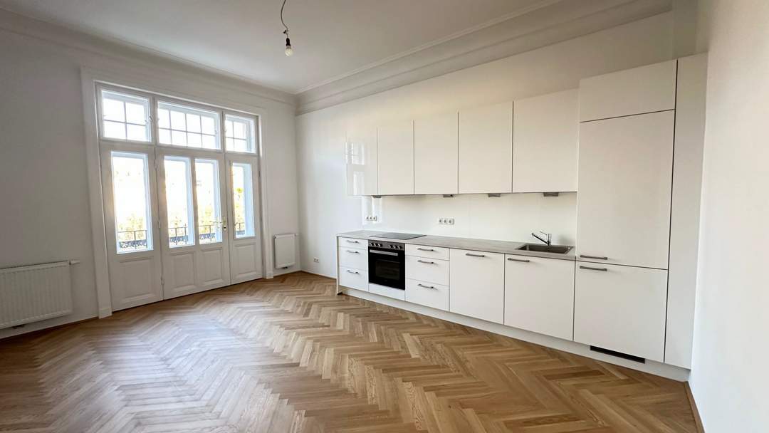Großzügige 5-Zimmer-Altbauwohnung mit moderner Küche und Loggia