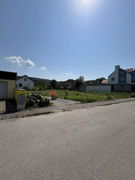 TRAUMHAFTES, AUFGESCHLOSSENES BAUGRUNDSTÜCK IN SEHR RUHIGER WOHNLAGE VON WOLFPASSING OHNE BAUZWANG DIREKT AM FELDRAND