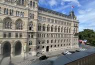 UNBEFRISTET - Repräsentative 9-Zimmer Altbauwohnung mit Balkon und Blick auf das Rathaus – ca. 293 m² in bester Innenstadtlage - auch ideal als Büronutzung