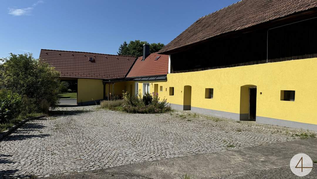 geschlossener Bauernhof mit Lagerhallen sofort bezugsfertig!