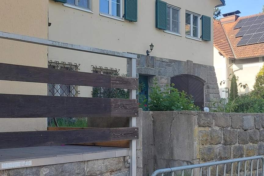 Vermiete Liegenschaft teilbar 1) Haus 157m² 2)Geschäftslokal (Praxis Gastro?, Kaffee? ect) 220m² 3)Lager derzeit mit Hochregalen 250m² 4)Lager- Geschäfts- oder Bürofläche 1.OG 234m² 5)Doppelgarage LKW-tauglich 49,40m² 6)Außenflächen und Parkplätze (Provisionsfrei), Haus-miete, 1.380,00,€, 4360 Perg