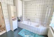 Bad Aussee: Ein,- Zweifamilienhaus mit 2 Balkonen, Terrasse, 3 Garagen, Gartenhütte