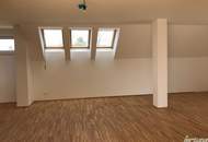 Zweigeschossige Dachgeschosswohnung mit großzügiger Wohnküche, Terrasse & Galerie in zentraler Lage