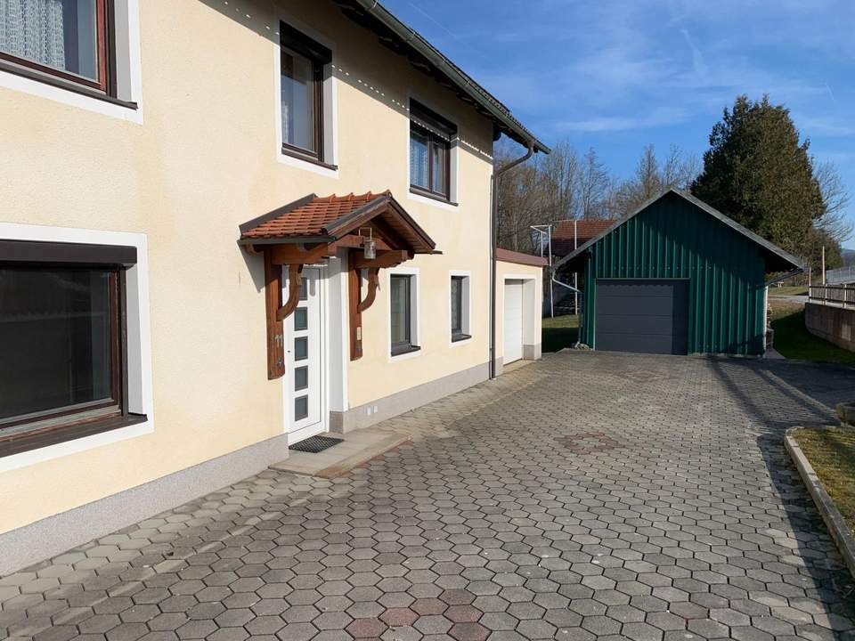 ***OPEN HOUSE Freitag, 21. März 2025 von 13 - 16 Uhr*** Einfamilienhaus mit großzügiger Grünfläche und 2 Garagen