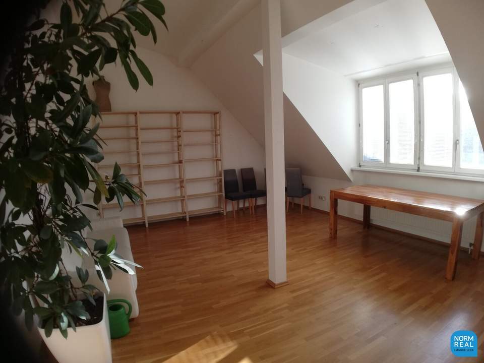 Helle 2 Zimmer DG Wohnung Altbau für Sportler