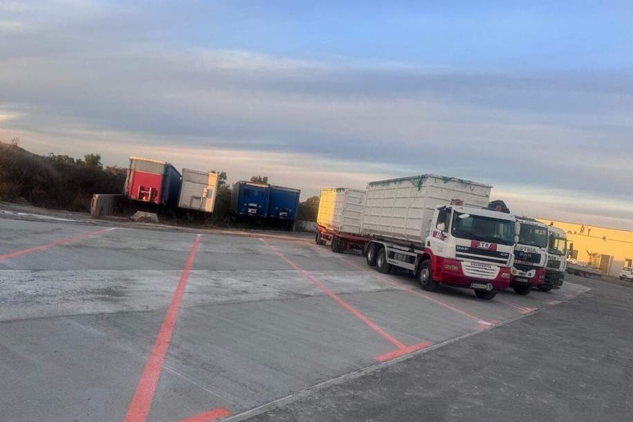 LKW-Stellplätze zu vermieten – videoüberwacht, 24 Stunden zugänglich, Grund und Boden-miete, 252,00,€, 2601 Wiener Neustadt(Land)