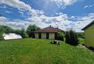 ZWEI WOHNHÄUSER - TRAUMHAFTER BUNGALOW UND KLEINES SOMMERHAUS SAMT PARKÄHNLICHEM GARTEN MIT HERRLICHEM ALTBAUMBESTAND