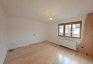 Gediegenes Stockhaus in grüner Umgebung