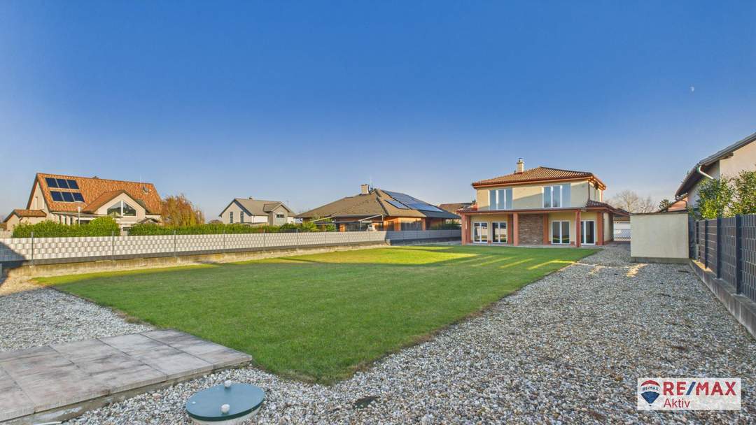 Stilvolle Villa mit gepflegtem Garten und großzügiger Garage