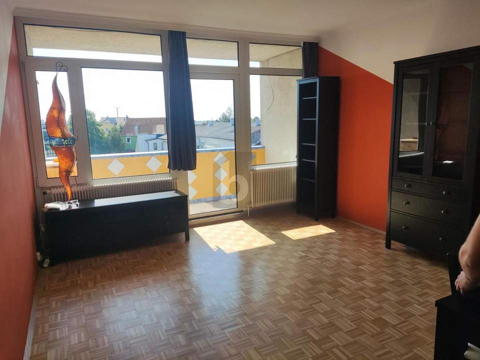 SONNIGE 2-ZIMMER-EIGENTUMSWOHNUNG MIT LOGGIA, WEITBLICK & PARKPLATZ IN DEUTSCH-WAGRAM