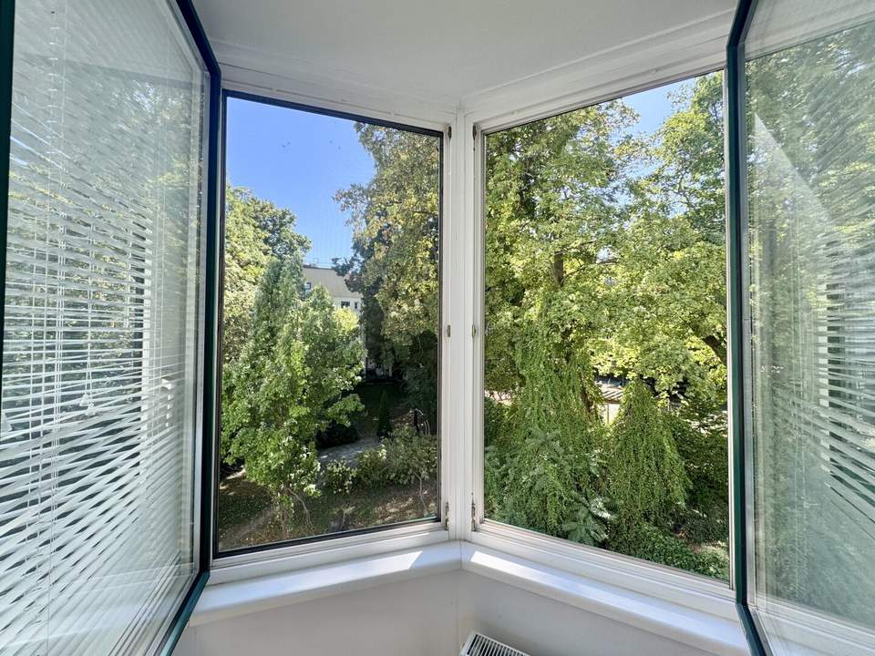 Südseitiger Blick in den Traumgarten! Charmante Wohnung mit Erker im 2. Liftstock