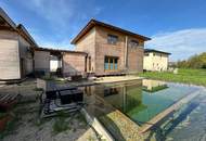 Autark leben im Lehm-Holz-Haus – mit 60 kWp PV & Naturpool