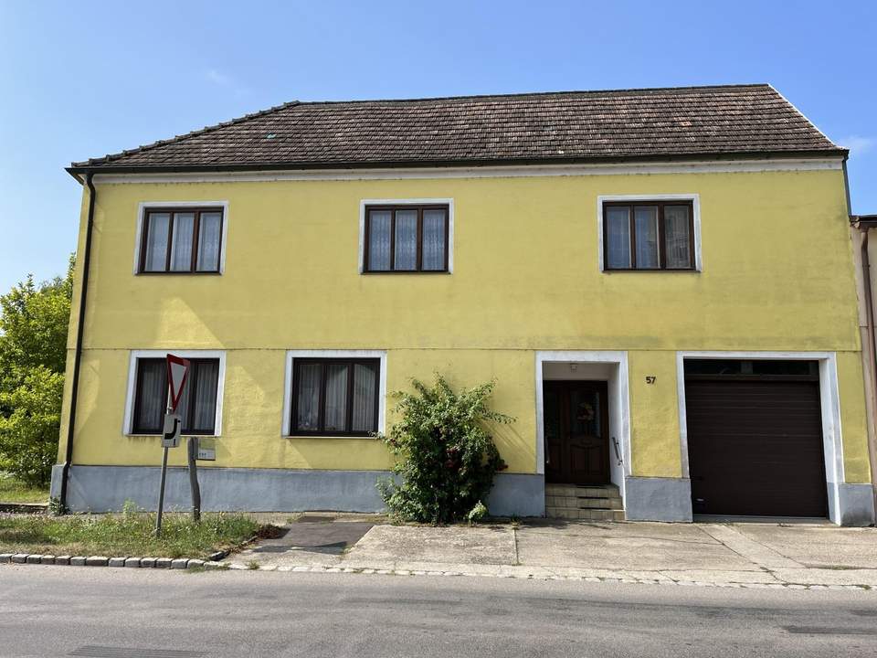 Sehr viel Platz im Haus - insgesamt acht Zimmer freuen sich auf neues Leben