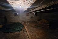 LIEBEVOLLES, SANIERUNGSBEDÜRFTIGES LANDHAUS MIT KLEINEM HOLZSCHUPPEN UND RUHIGEM INNENHOF MIT BESTER INFRASTRUKTUR UND BAHNANBINDUNG