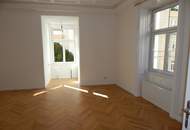 Sanierte Altbauwohnung mit Flügeltüren und neuen Parkettboden