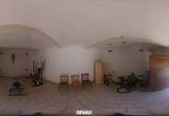 Vielseitiges Einfamilienhaus mit separater Wohneinheit, großzügigen Nebengebäuden &amp; Pool
