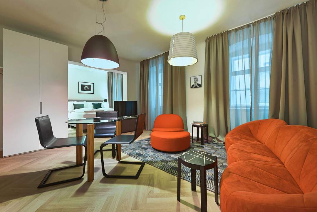 Modernes Wohnen in historischer Biedermeierliegenschaft! Voll möbliertes City-Apartment nächst Kärntner Straße!