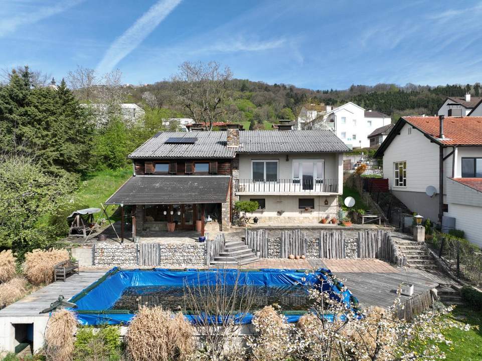 Haus mit Blick bis zur Donau und zu den Bergen