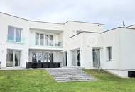 Zeitlose Architektur trifft Großzügigkeit - Designvilla mit Indoor-Pool und Einliegeroption