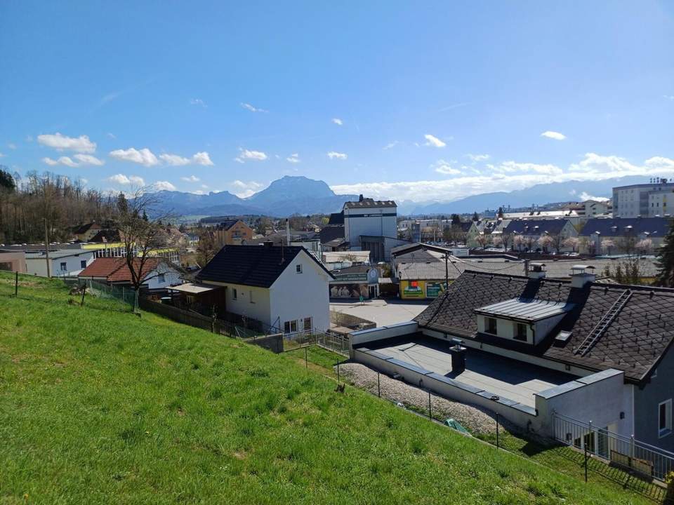 Sonnige Hanglage mit schönem Gebirgs- und Fernblick!