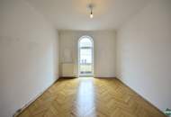 Schöner 2-Zimmer-Altbau mit hofseitigem Schlafzimmer und Balkon
