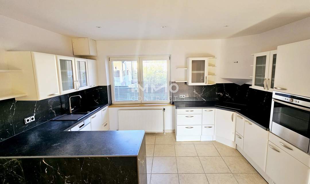 Geräumige, moderne 4-Zimmer-Wohnung mit zwei Bädern und großer Küche im Zentrum von Laxenburg