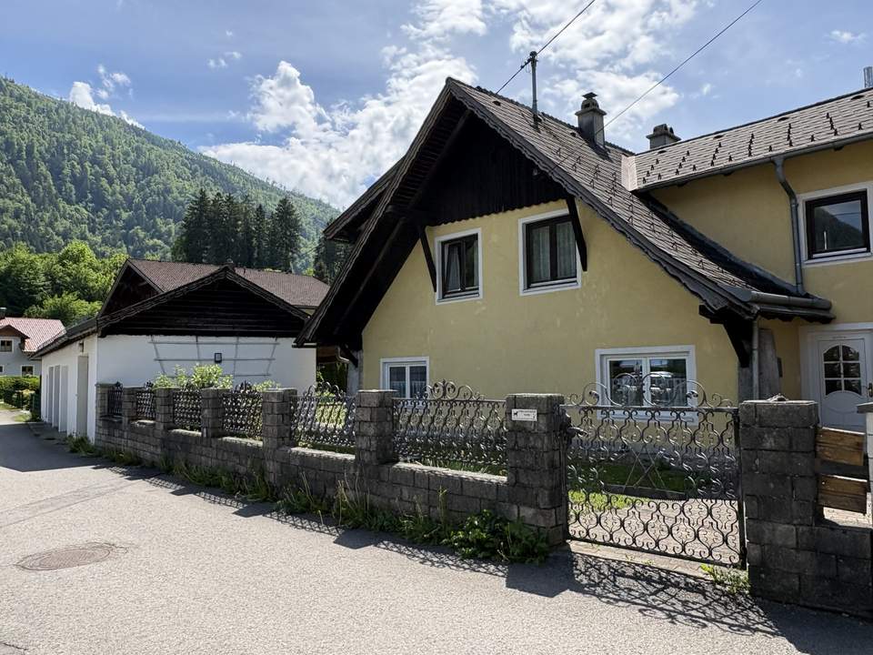 Großzügiges sanierungsbedürftiges Wohnhaus