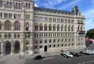 UNBEFRISTET - Repräsentative 9-Zimmer Altbauwohnung mit Balkon und Blick auf das Rathaus – ca. 293 m² in bester Innenstadtlage - auch ideal als Büronutzung