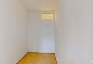 2-Zimmer-Wohnung mit großzügiger Loggia in saniertem Altbau