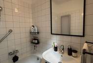 Helle, praktisch geschnittene 2-Raum-Wohnung in ruhiger und beliebter Lage von Wels – mit eigenem Parkplatz, durchdachter Ausstattung und entspannender grüner Aussicht!