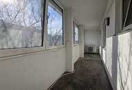 Großzügig konzipierte Wohnung * Loggia * KFZ Garagenplatz * Sauna * sanierungsbedürftig