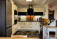 ***OPEN HOUSE Freitag, 17. April 2026 von 13 - 16 Uhr*** Großzügiges Reihenhaus in ruhiger und idyllischer Grünlage nahe Zentrum