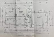 Älteres Wohnhaus mit angebauter Doppelgarage im Freiland