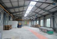Große Produktionshalle auch beheizbar und Nebentrakt mit 740 m² Nutzfläche (Einfahrtstor 350x470) Industrieboden.