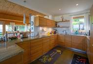 Nachhaltig wohnen mit Erdwärme – Architektenhaus in idyllischer Grünruhelage mit Weitblick