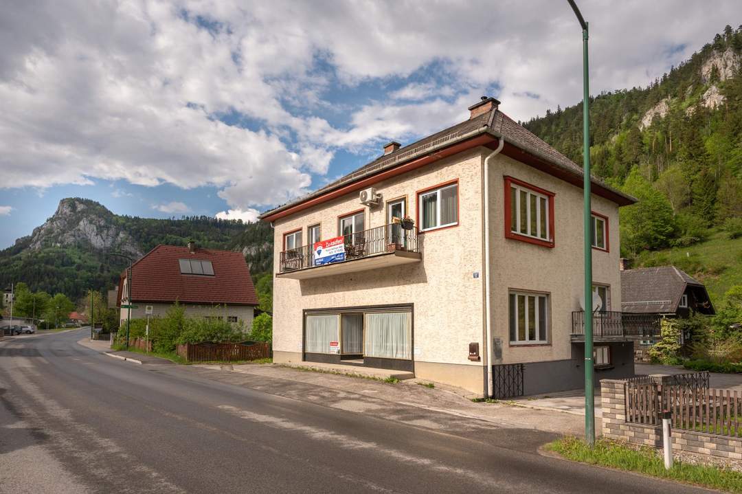 Zwei Häuser, ein Grundstück: Ihr neues Zuhause mit laufenden Mieteinnahmen
