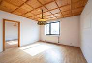 Charmantes Zweifamilienhaus mit traumhaftem Garten und Garage in Christkindl