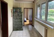 Großzügiger rundum eingezäunter Bungalow in ruhiger und sonniger Ortsrandlage