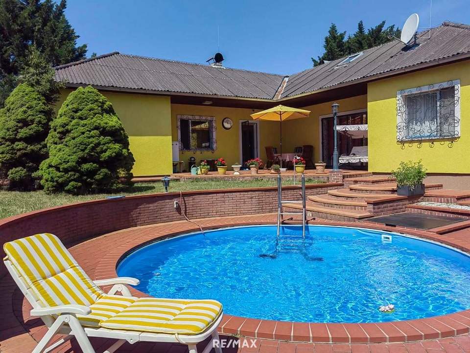 Licht, Luft und Freiheit: Bungalow mit großem Garten und Pool
