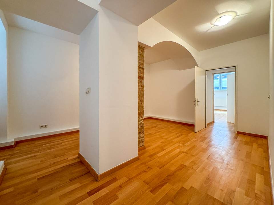 Vielseitiges Geschäftslokal im Souterrain Nähe Zentaplatz – Ideal für Büro, Atelier oder Studio